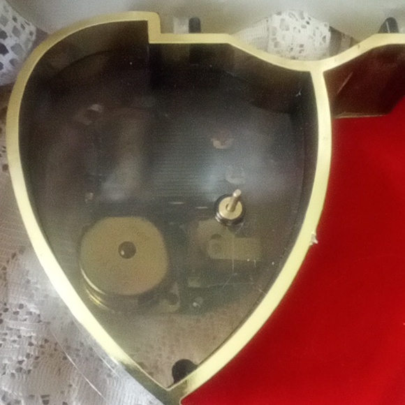 Vintage Yap's Hong Kong clear plastic music box with beautiful heart top. - Picture 5 of 8